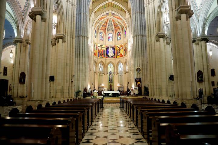 Los obispos celebran hoy una misa funeral en la Almudena por las víctimas con la presencia de los Reyes