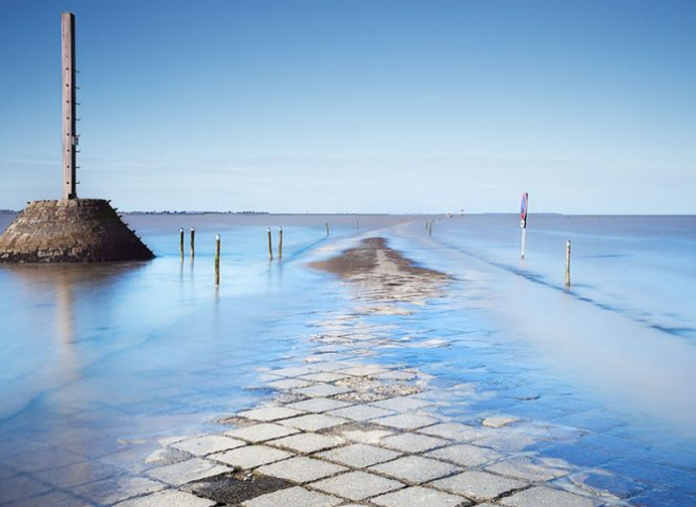 El Paso del Gois, la ruta francesa que queda oculta bajo el mar Esta es la ruta francesa que se 'traga' el mar