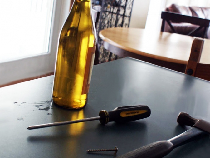 Trucos fáciles para que abras una botella de vino usando el martillo y un tornillo sacacorchos