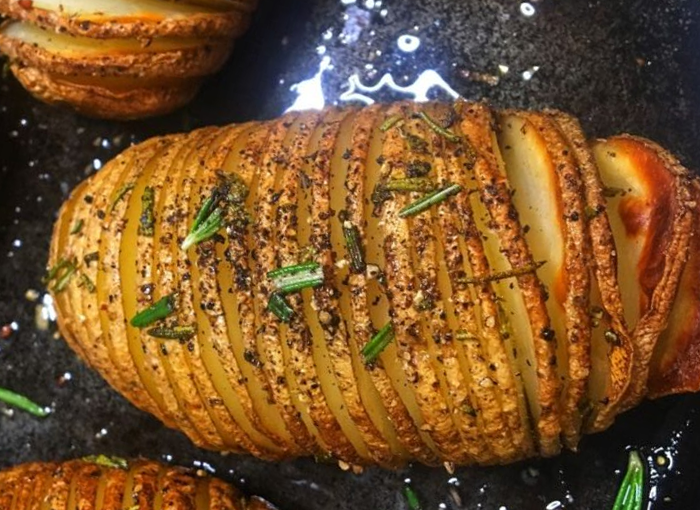 PATATAS ASADAS CON CORTE EN FORMA DE ACORDEÓN