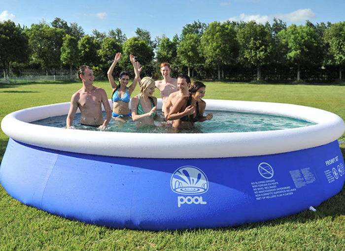 PISCINA CON MUCHA ACUMULACIÓN DE SUCIEDAD