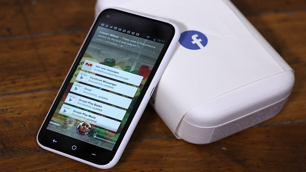 Un paseo por el 'cementerio' de apps de Facebook 2 Moncloa Un móvil Facebook