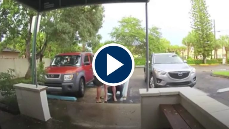 VÍDEO: Una mujer embarazada da a luz a su bebé de pie y en plena calle VÍDEO: Una mujer embarazada da a luz a su bebé de pie y en plena calle
