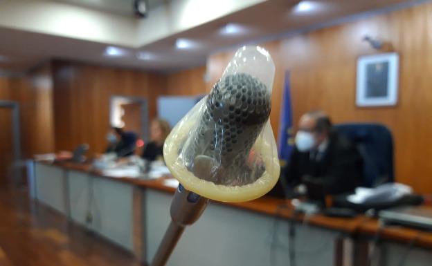 Forran con un condón el micrófono de un fiscal en Málaga 1 Moncloa condón Moncloa