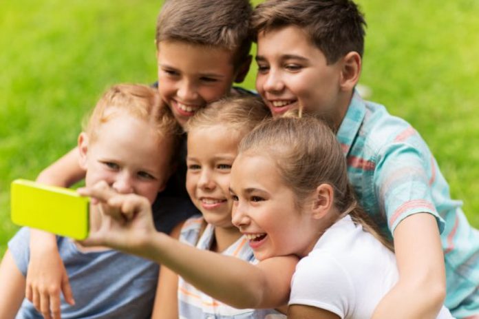 Los riesgos que no ves de compartir fotos de tus hijos en las redes sociales