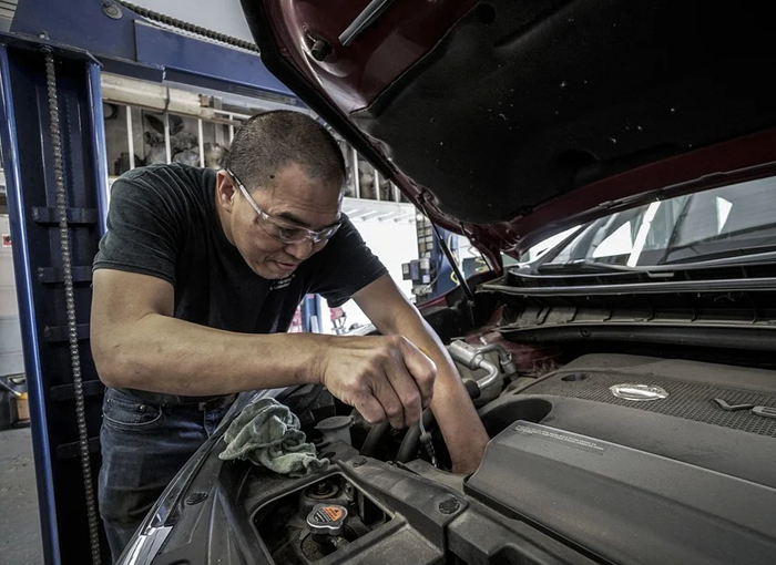 COMPRUEBA EL NIVEL DE ACEITE DEL COCHE