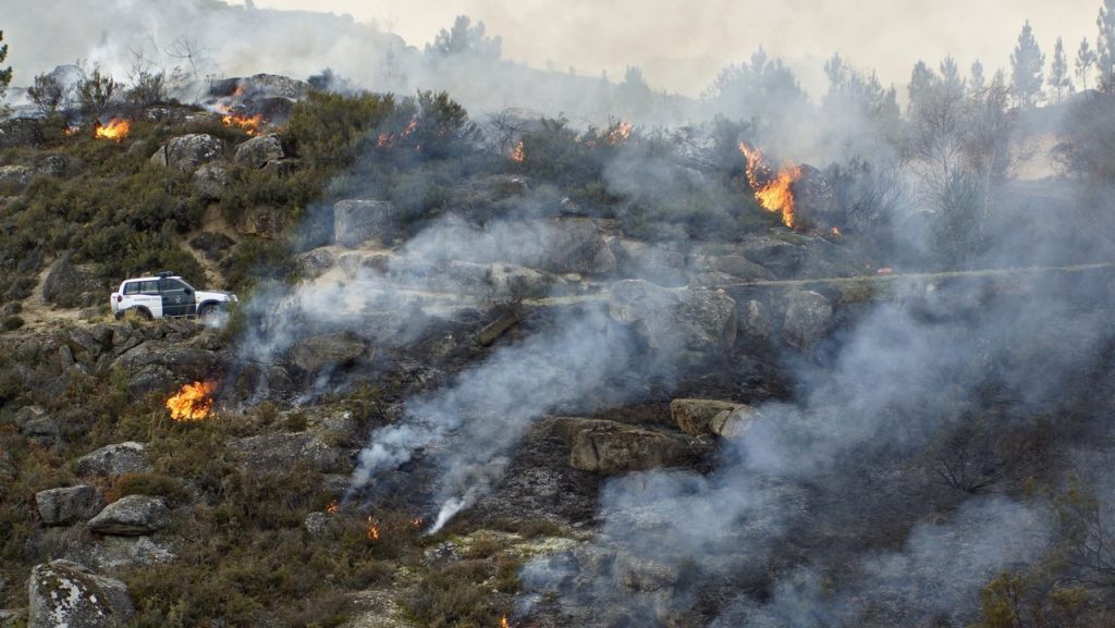 El incendio de Lobios (Ourense) en el que se accidentó un avión quema ya 170 hectáreas