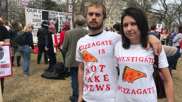 El origen del misterioso movimiento QAnon que está en las redes 4 Moncloa El Pizzagate