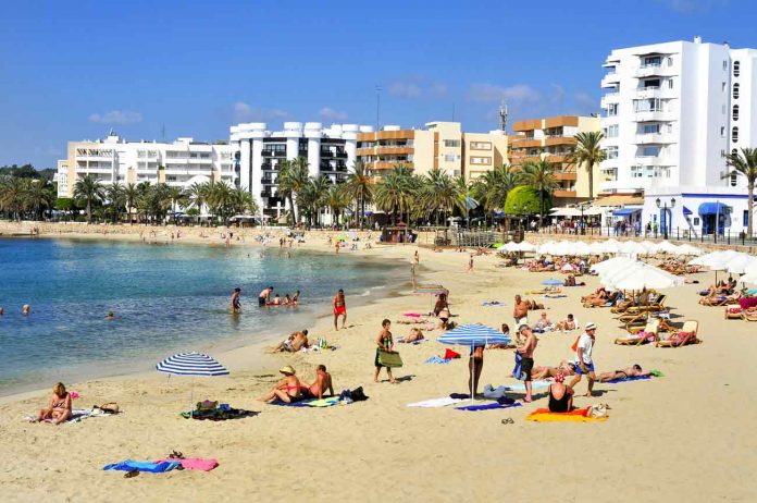 Baleares retrasa el toque de queda y elimina el límite de núcleos de convivencia en exteriores
