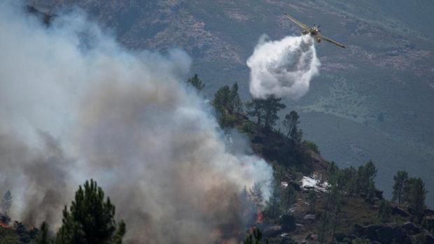 Sigue activo el incendio que afecta a unas 420 hectáreas del Parque Natural Baixa Limia-Serra do Xurés en Lobios