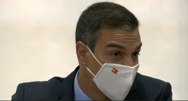 Sánchez lleva mascarilla higiénica personalizada con una bandera de españa mal impresa
