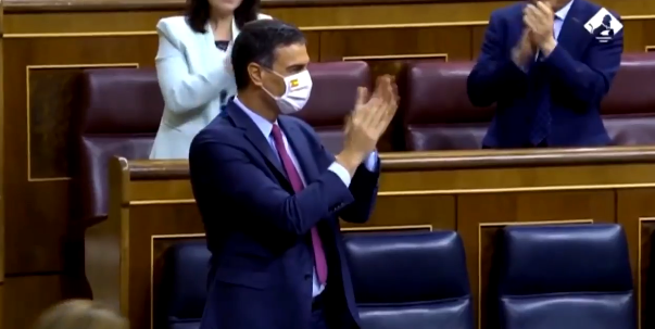 Gazapo del día: Sánchez y su mascarilla con la bandera al revés 2 Moncloa En el Congreso