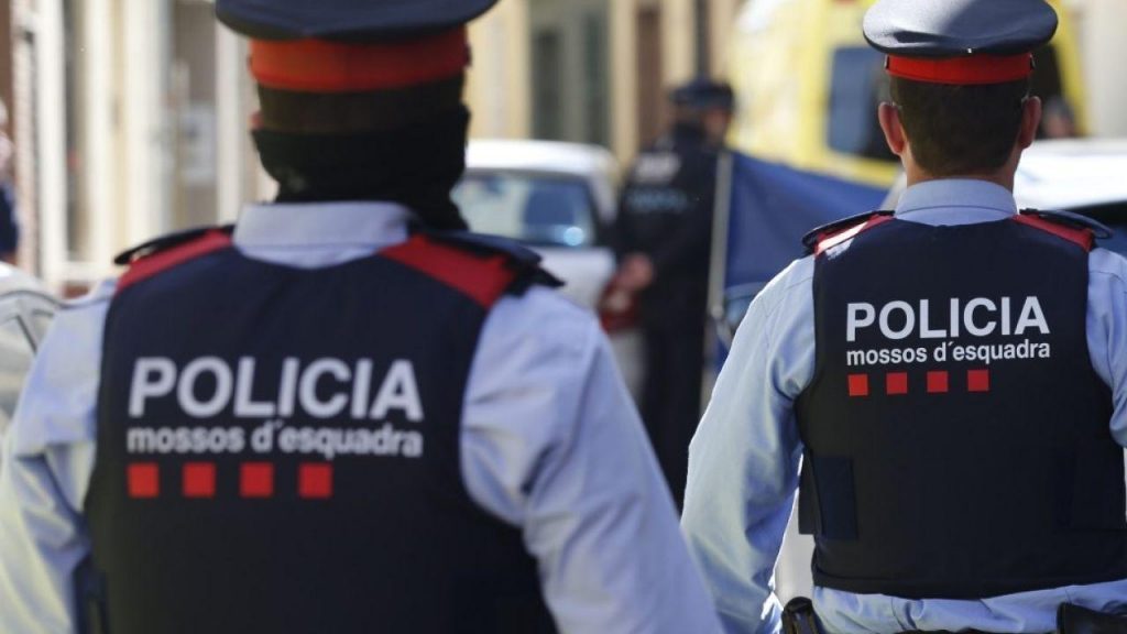 Los 'tcharmils' se adueñan de Cataluña ante la inacción de ERC 1 Moncloa mossos