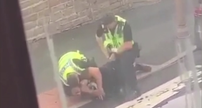 policía racismo agresión