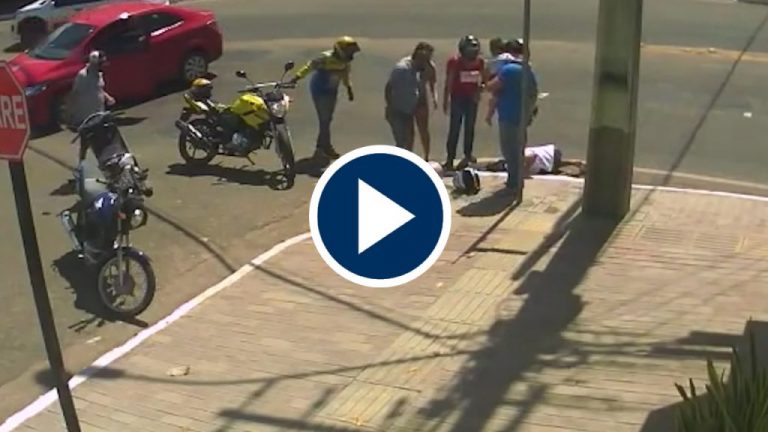 Una alcantarilla fue el destino de una mujer tras chocar su moto con un coche Una alcantarilla fue el destino de una mujer tras chocar su moto con un coche