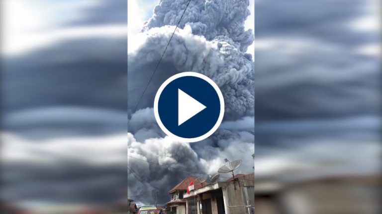 La impactante erupción de un volcán en Indonesia evacua a 30.000 personas