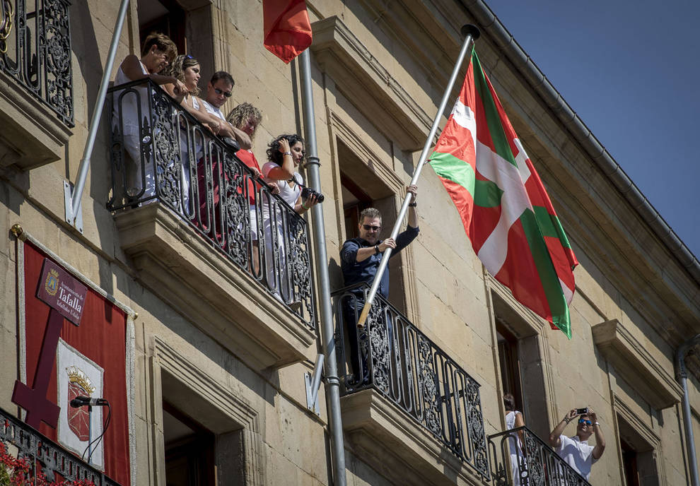 Condena al Ayuntamiento de Tafalla por colocar la ikurriña y la bandera republicana