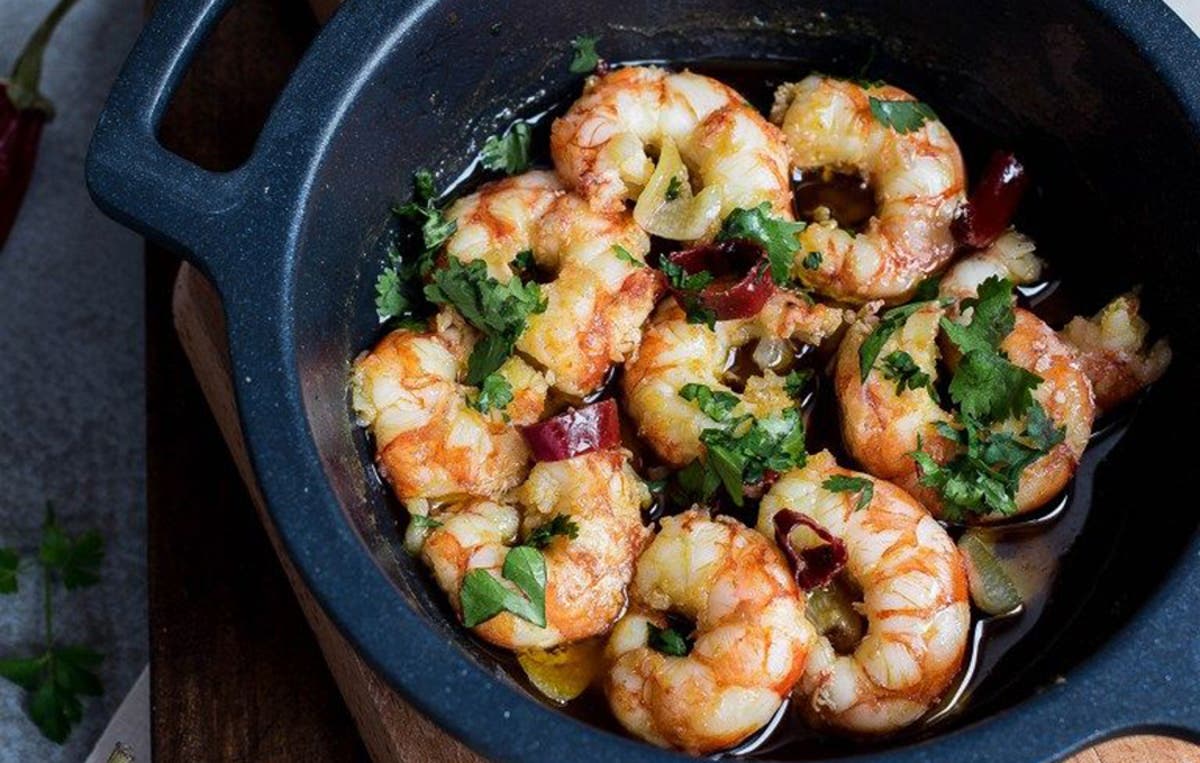 Cómo hacer unas gambas al ajillo en minutos y quedar como un chef
