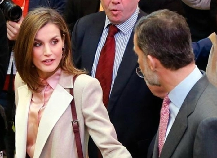 SUS OJOS MUESTRAN SU IMPACIENCIA