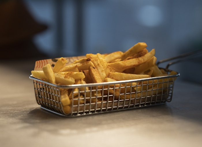 ¿Qué es mejor, las patatas fritas en aceite o en freidora sin aceite?