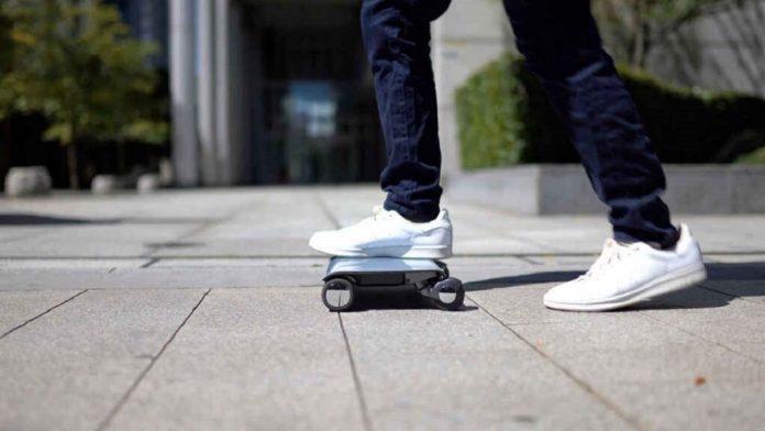 Así es Walkcar, la tablet patinete eléctrico para montar y ver tus series