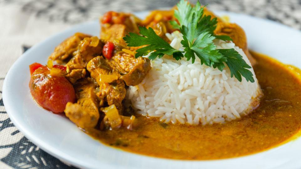 La delicia de comer pollo al curry 