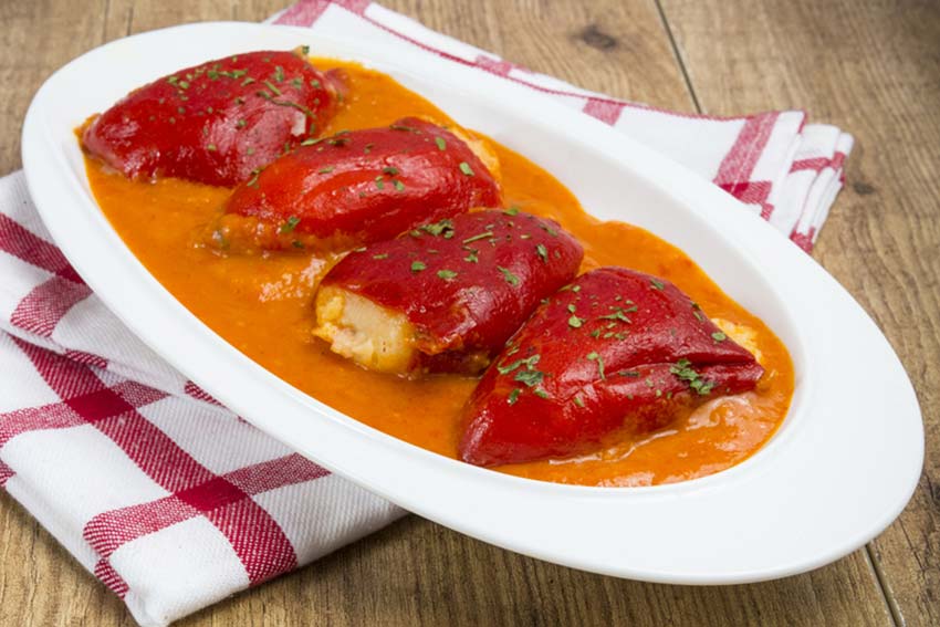 Pimientos de piquillo rellenos de bacalao
