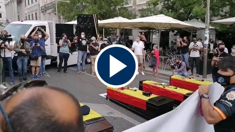 Jusapol protesta con ataúdes en el Congreso por los suicidios de policías Jusapol protesta con ataúdes en el Congreso por los suicidios de policías