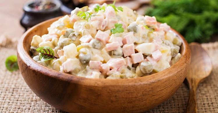 Cómo preparar una ensaladilla rusa con una mayonesa casera 3 Merca2.es ensaladilla-plato