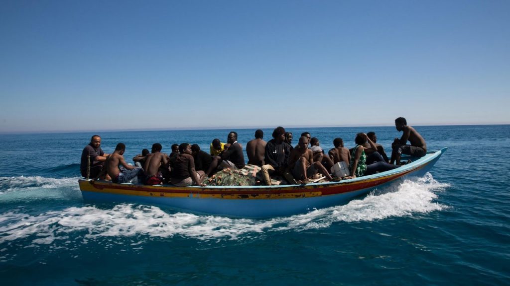 Miles de migrantes están llegando estos días a la isla de El Hierro
