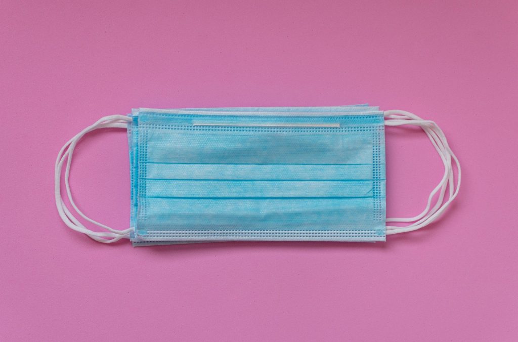Video: Cómo adaptar una mascarilla quirúrgica para que la usen los niños