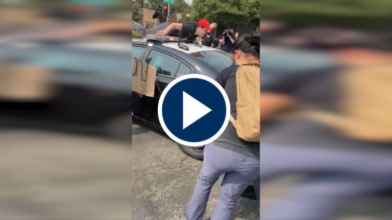 La policía arrolla a un joven manifestante en Sacramento La policía arrolla a un joven manifestante en Sacramento