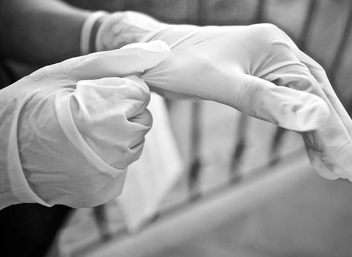 ¿SE PUEDEN REUTILIZAR LOS GUANTES?