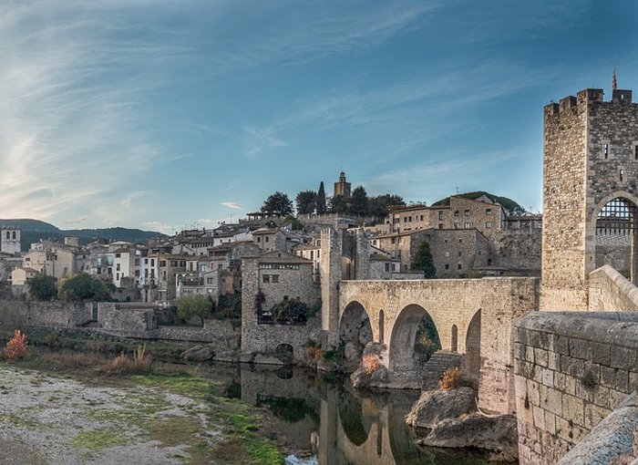 BESALÚ, UN PUEBLO DE OTRA ÉPOCA