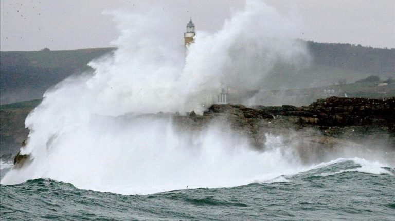 Ocho provincias de Galicia, Cantábrico y el Estrecho, en riesgo por olas de hasta 8 metros
