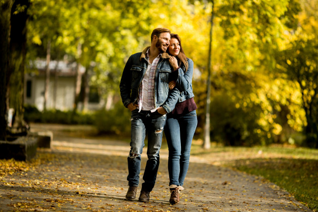 pareja caminando