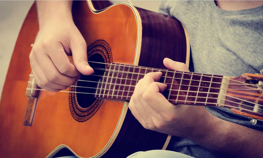 Cómo ser más atractivo (con la ciencia de tu lado) 5 Moncloa tocar guitarra