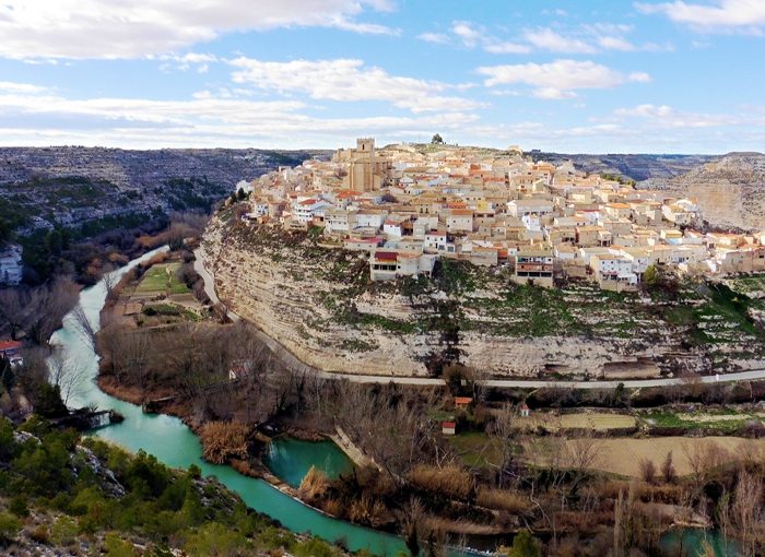 JORQUERA, UNO DE LOS PUEBLOS ESPAÑOLES SOBRE ACANTILADDOS MÁS IMPRESIONANTES