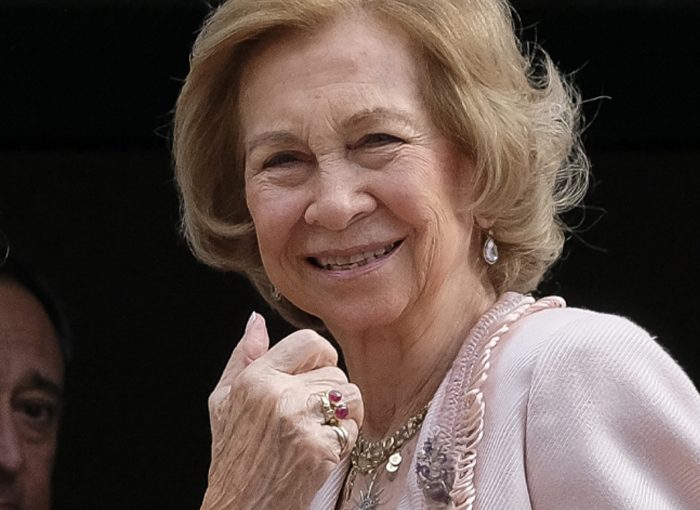 LA PRIMERA VEZ QUE LA REINA EMÉRITA SE VE 'SALPICADA'