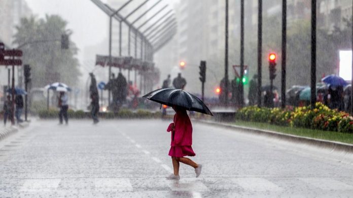 Un total de seis carreteras secundarias de Málaga y Sevilla siguen cerradas al tráfico tras las lluvias