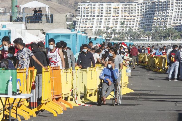 La cifra de migrantes en el Muelle de Arguineguín sigue cayendo
