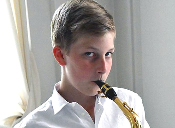 UN PRÍNCIPE SOLIDARIO Y SAXOFONISTA