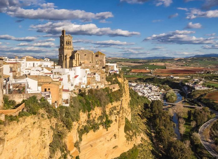 ARCOS DE LA FRONTERA, OTRO DE LOS PUEBLOS DE ESPAÑA ASENTADO SOBRE ACANTILADOS