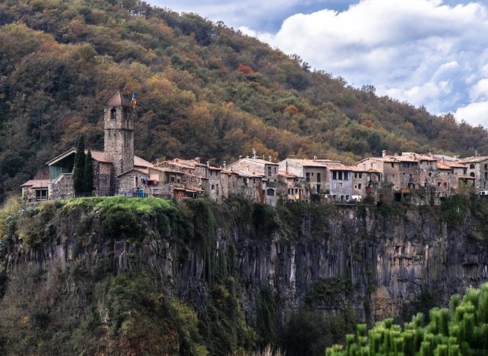 CASTELLFOLLIT DE LA ROCA, SITUADO SOBRE UNOS IMPRESIONANTES ACANTILADOS