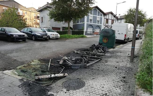 Quemados diez contenedores y tres papeleras en San Sebastián por las protestas negacionistas