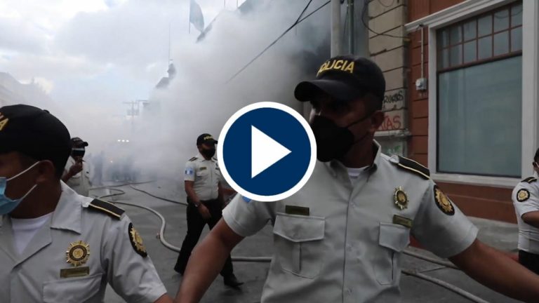 Guatemala: Manifestantes asaltan el Congreso y le prenden fuego