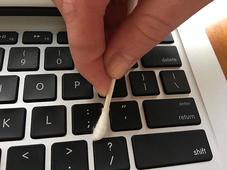 Limpiar el teclado con bastoncillos