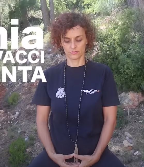 Así es la agente 'mística' que lidera a policías negacionistas 1 Moncloa meditativa Moncloa