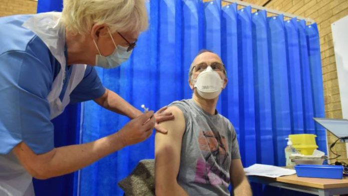Reino Unido precisa que solo las personas con riesgo de anafilaxia no deberían recibir vacuna de Pfizer