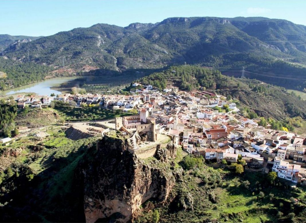 COFRENTES, EN UN PARAJE ÚNICO DE VALENCIA